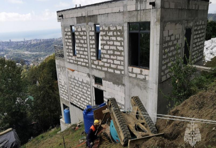 Экскаватор с водителем в кабине перевернулся в Сочи