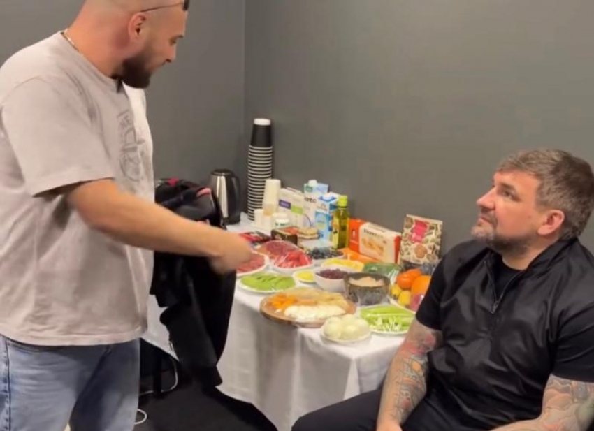 Блогер Каха с женой добрались до концерта Басты в Сочи и «обнесли» его гримерку