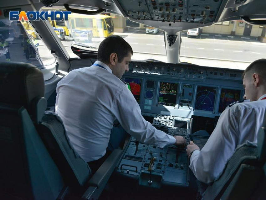 Вылетевший из Москвы в Сочи самолет экстренно приземлился из-за больного пассажира