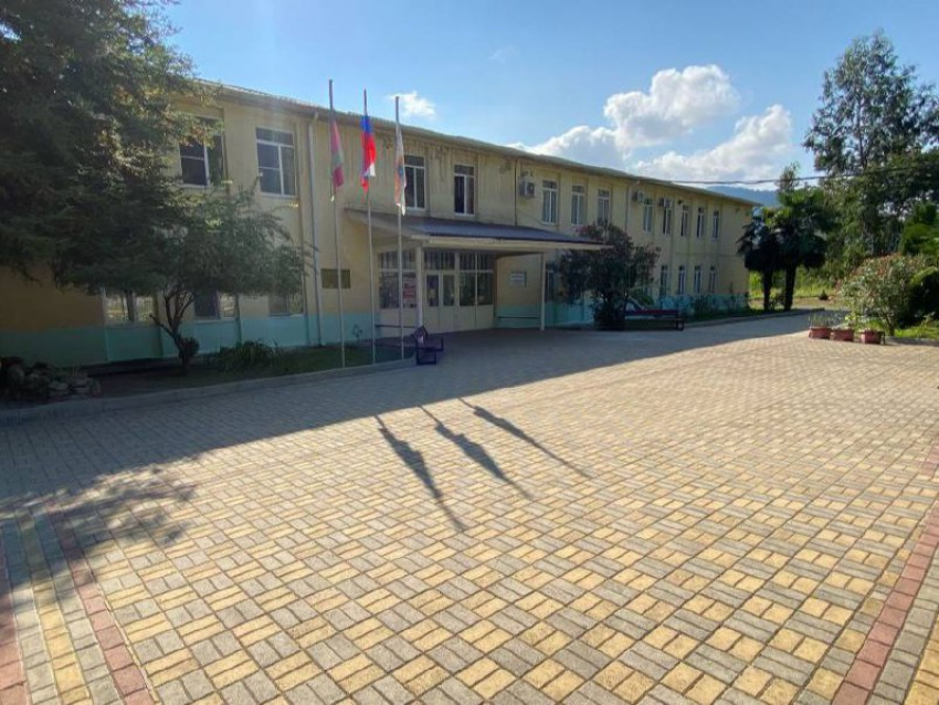 «Дети — не котята, чтобы их выкидывать» : в селе Сочи хотят снести единственную школу