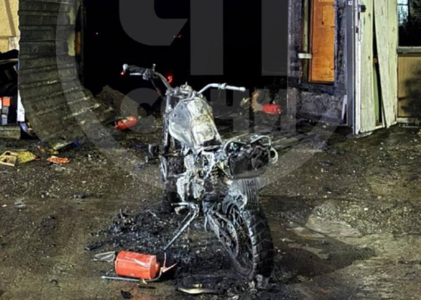 Парень выкатил 10 мотоциклов, из загоревшегося гаражного комплекса в Сочи