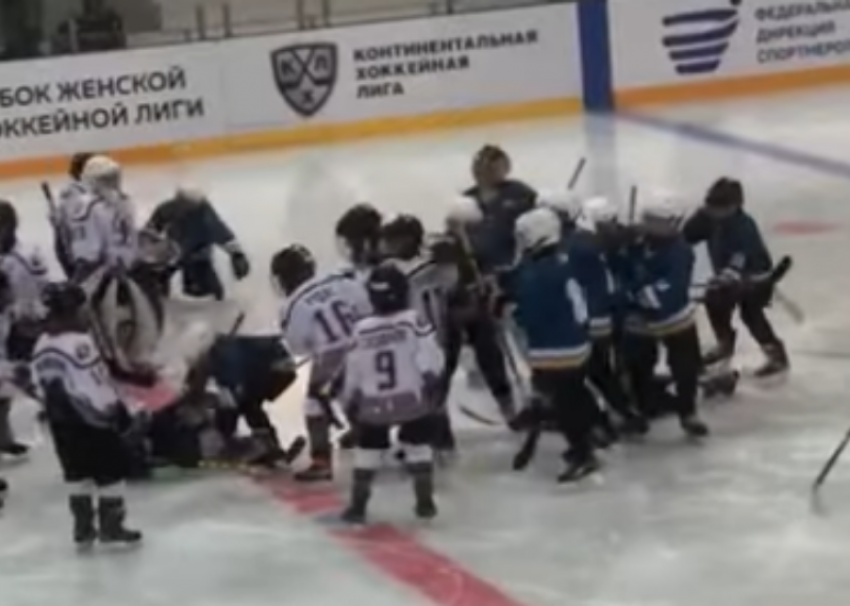 Ледовое побоище устроили юные хоккеисты в Сочи