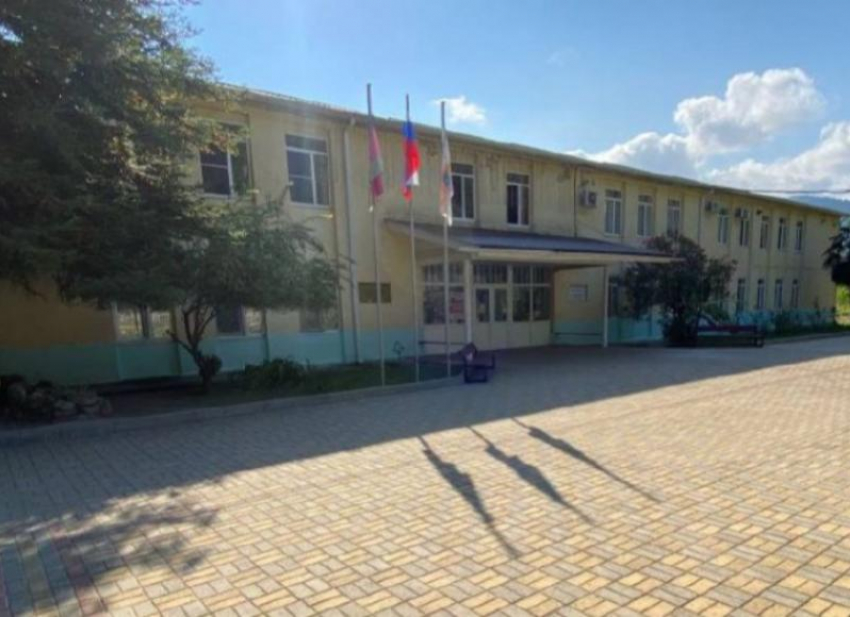 Организация, планирующая снести единственную школу в селе Сочи, уже пыталась отправить под снос детский лагерь и санаторий