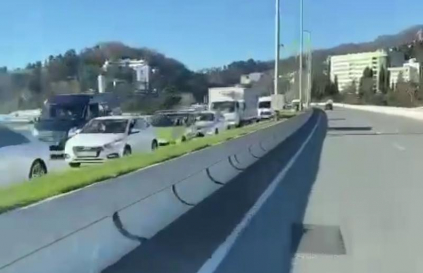 Огромный автомобильный затор в Сочи попал на видео 