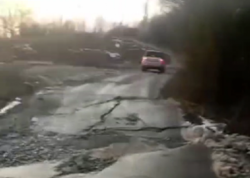 Дорога сползла, автобусы не ездят: село в Адлерском районе Сочи страдает от строительных большегрузов