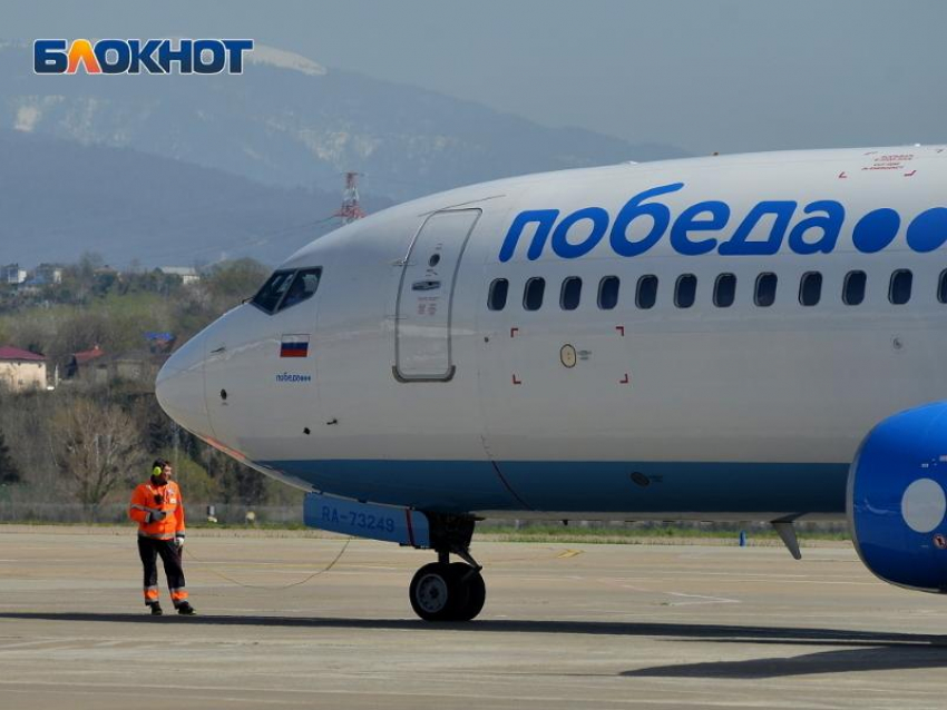 Россиянка, летевшая из Сочи в Москву, подала в суд на авиакомпанию «Победа» из-за поданного салата вместо горячего 