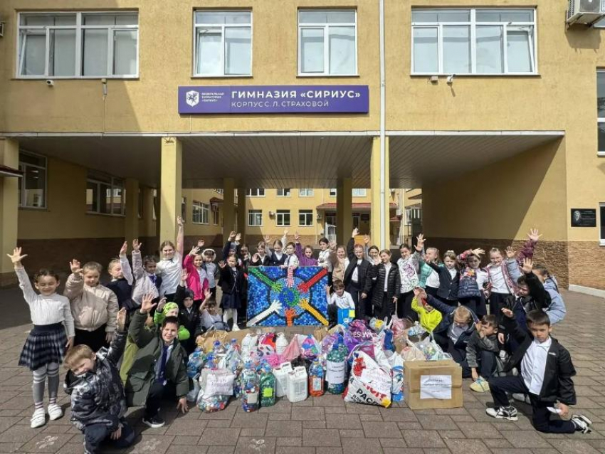 100 килограмм пластика передали ученики гимназии в досортировочный цех «Сочи Парка»