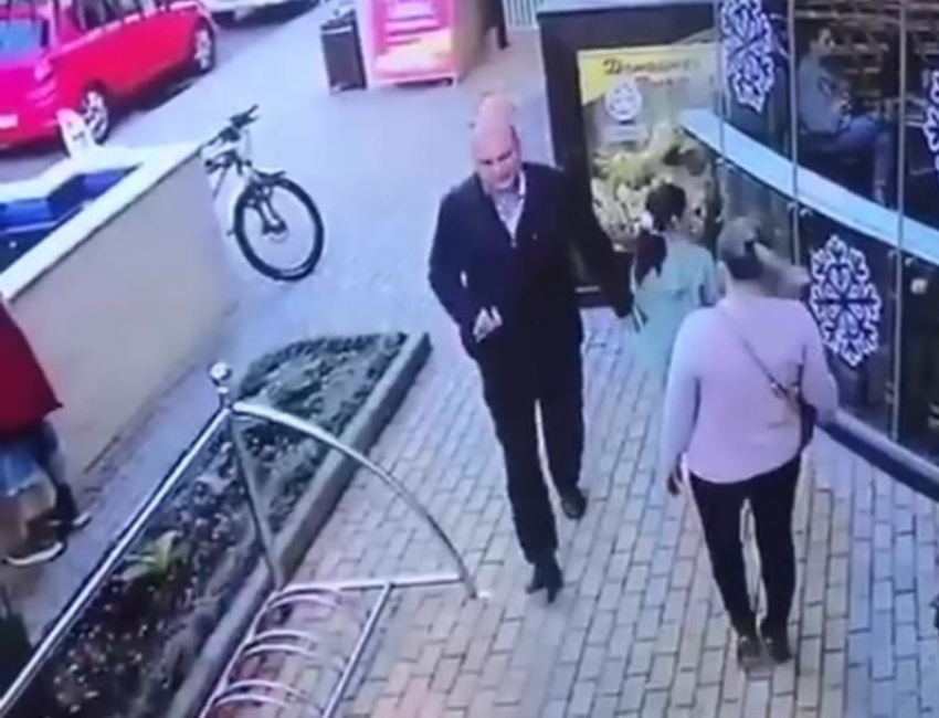 Неизвестный мужчина трогал прохожих девочек на улицах Сочи