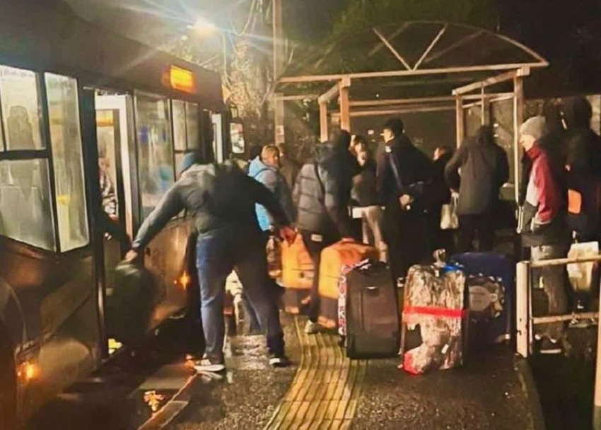 Пассажиры остановившихся поездов в Сочи добираются до города всеми способами 