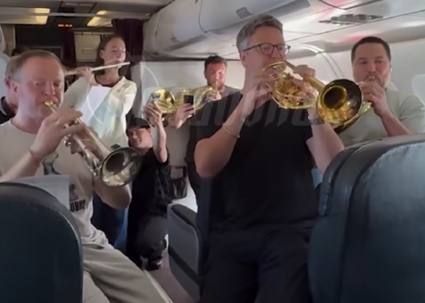 Артисты Мариинского театра исполнили «Марш авиаторов» на рейсе из Сочи