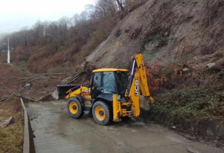 Оползень сошел на единственную дорогу в селе Сочи