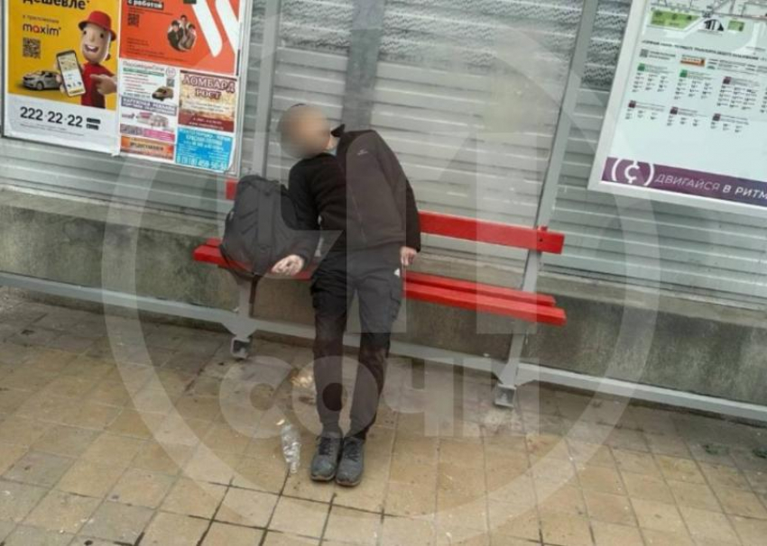 Мужчина умер на автобусной остановке в Сочи