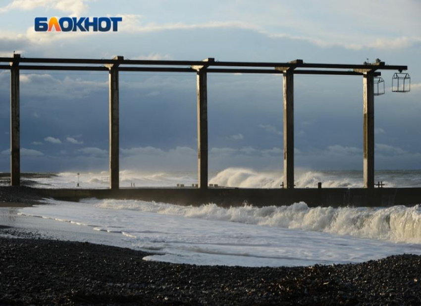 Мэр Сочи заявил, что последствий для курорта от разлива мазута в Черном море нет