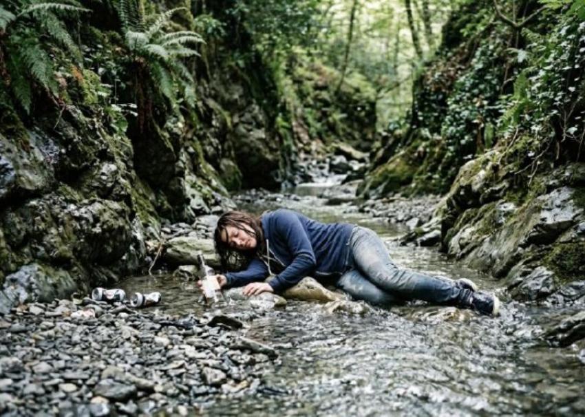 Спасатели Сочи накануне праздника достали из ручья пьяную женщину