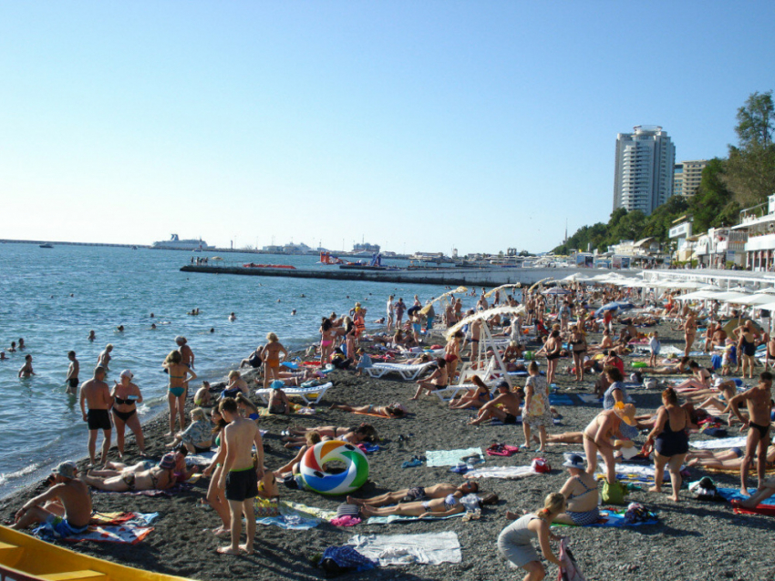 «Канализация в воде»: местные жители рассказали, почему на пляжах Сочи не стоит купаться