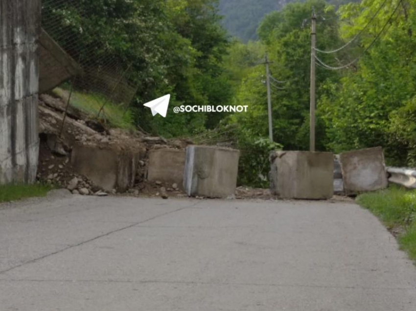 Свалившаяся опорная стена кладбища перекрыла дорогу в село Сочи