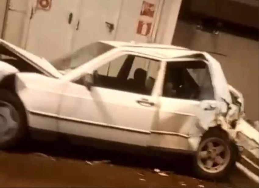 ДТП в тоннеле Сочи превратило Mercedes в груду металла 