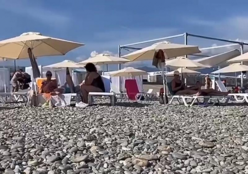 Жителя Сочи возмутило поведение туристов на городском пляже 