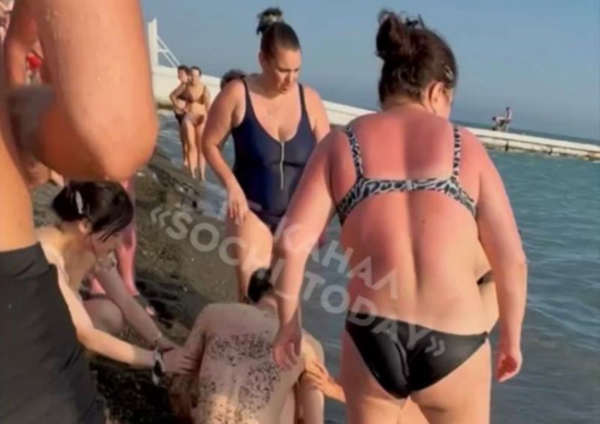 Турист едва не утонул на пляже в центре Сочи
