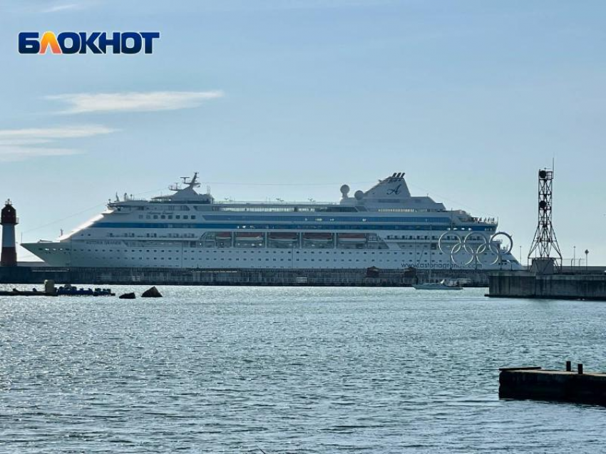 Турция приняла круизный лайнер Astoria Grande с россиянами из Сочи