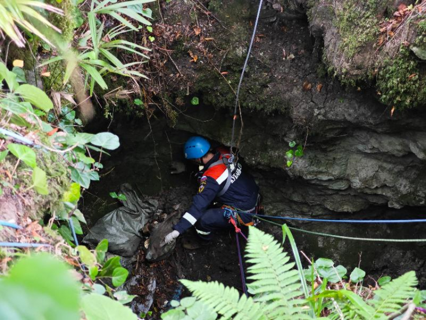 Спасатели и инспекторы нацпарка Сочи освобождают от мусора пещеру Бережного