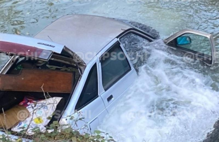 В Сочи водитель автомобиля выжил после падения в реку