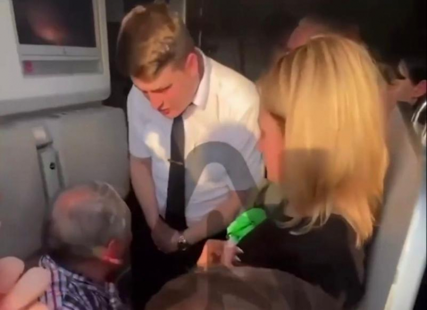 Бортпроводник «Уральских авиалиний» накинулся на пожилого пассажира рейса Сочи — Москва