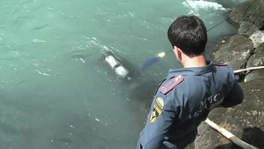 Туристка из Сочи упала в реку с моста в Абхазии