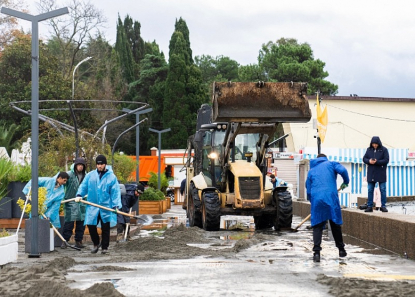 Для ликвидации последствий стихии на улицах Сочи работают больше 3 тысяч человек