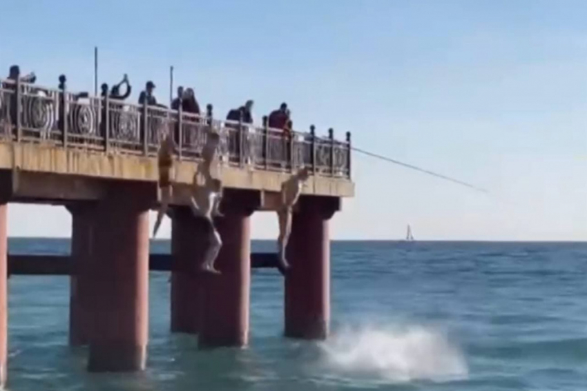 Компания молодых людей совершила экстремальный прыжок в Черное море