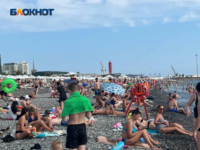 «Грязное море, толпы и палочка»: с чем столкнутся отдыхающие на пляже Сочи