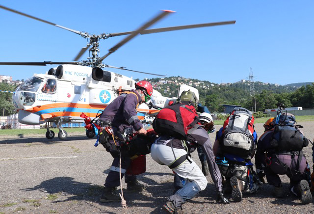 Спасатели МЧС ищут подростков в Сочи 