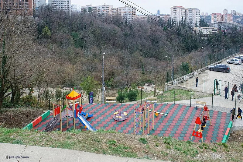 детская площадка в Центральном районе сочи.jpg