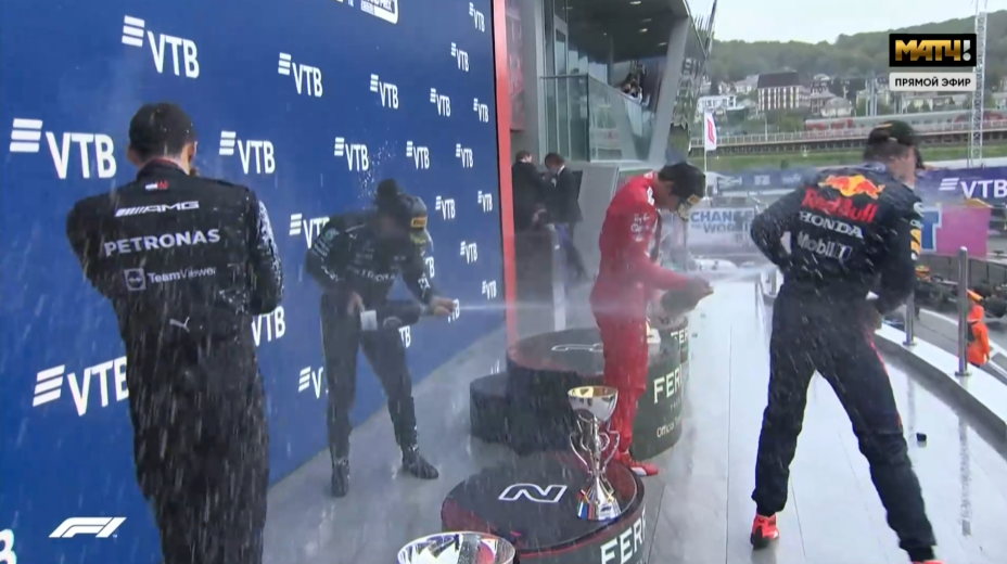 Традиционное обливание шампанским на Формуле-1 в Сочи.png