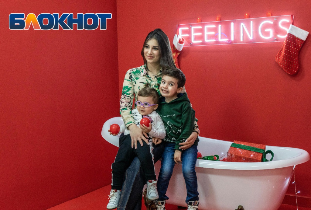 дети с родителями на новогоднем празднике в Сочи