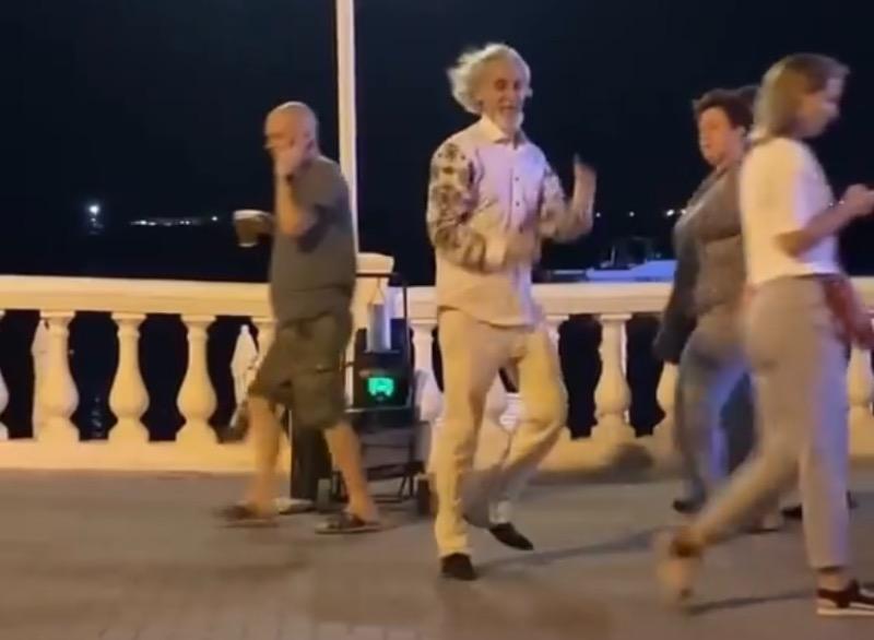 танцующий пенсионер в Сочи.jpeg